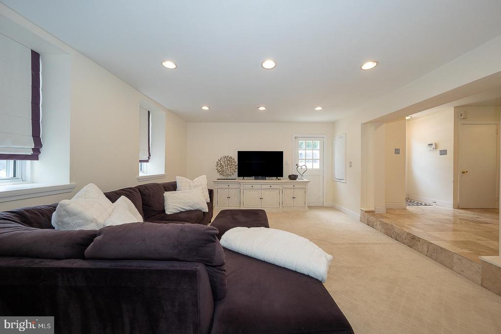 1130 N WOODBINE AVENUE