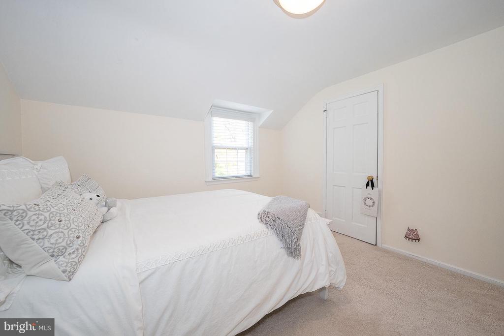 1130 N WOODBINE AVENUE