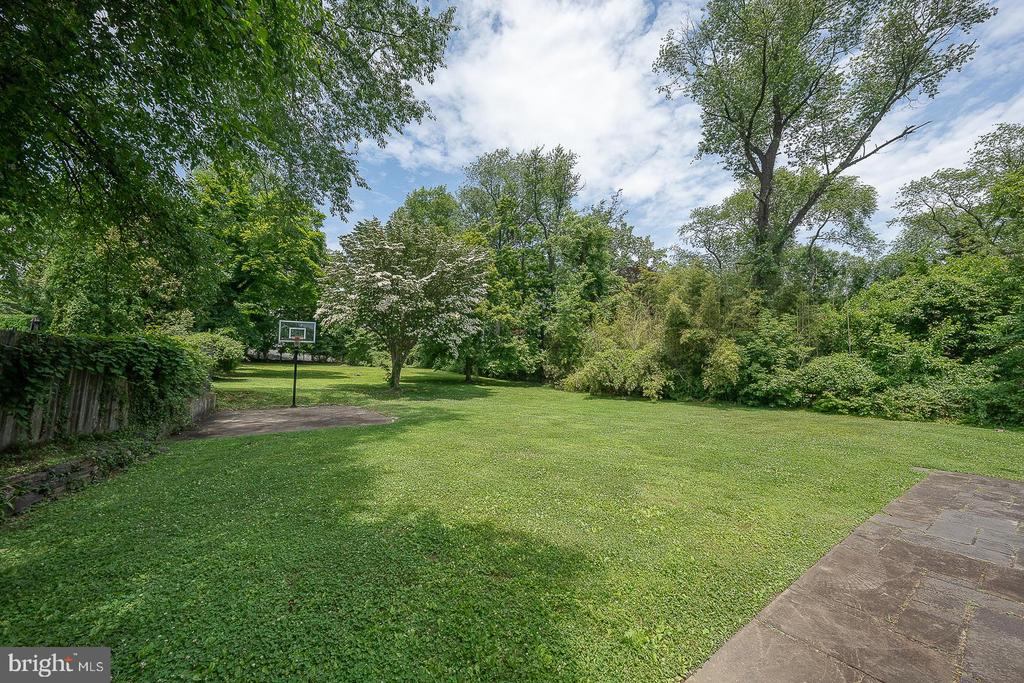 1130 N WOODBINE AVENUE