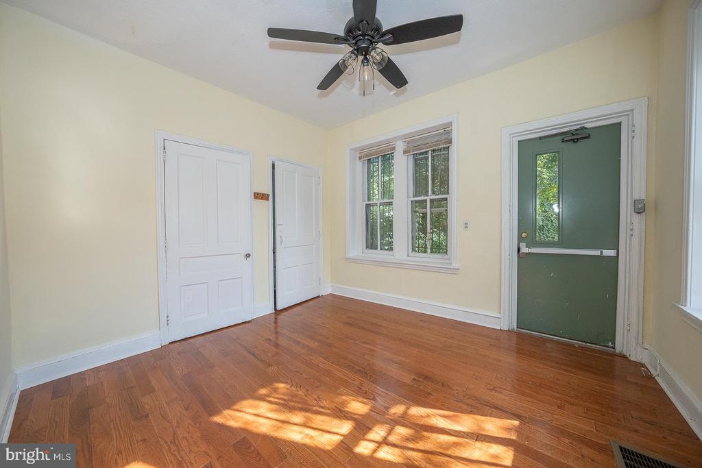 244 W SCHOOL HOUSE LANE Unit: SINGLE SUITE
