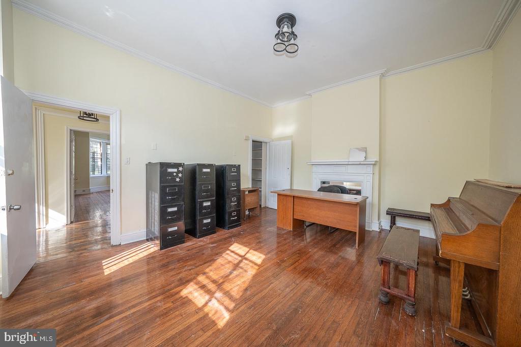 244 W SCHOOL HOUSE LANE Unit: SINGLE SUITE