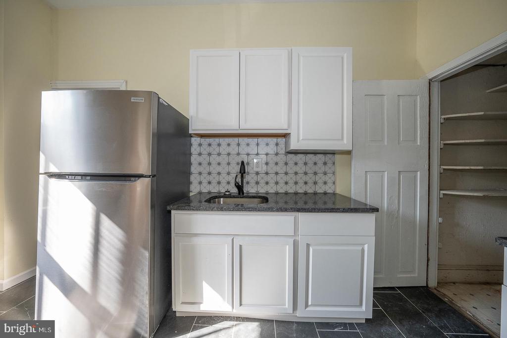 244 W SCHOOL HOUSE LANE Unit: SINGLE SUITE
