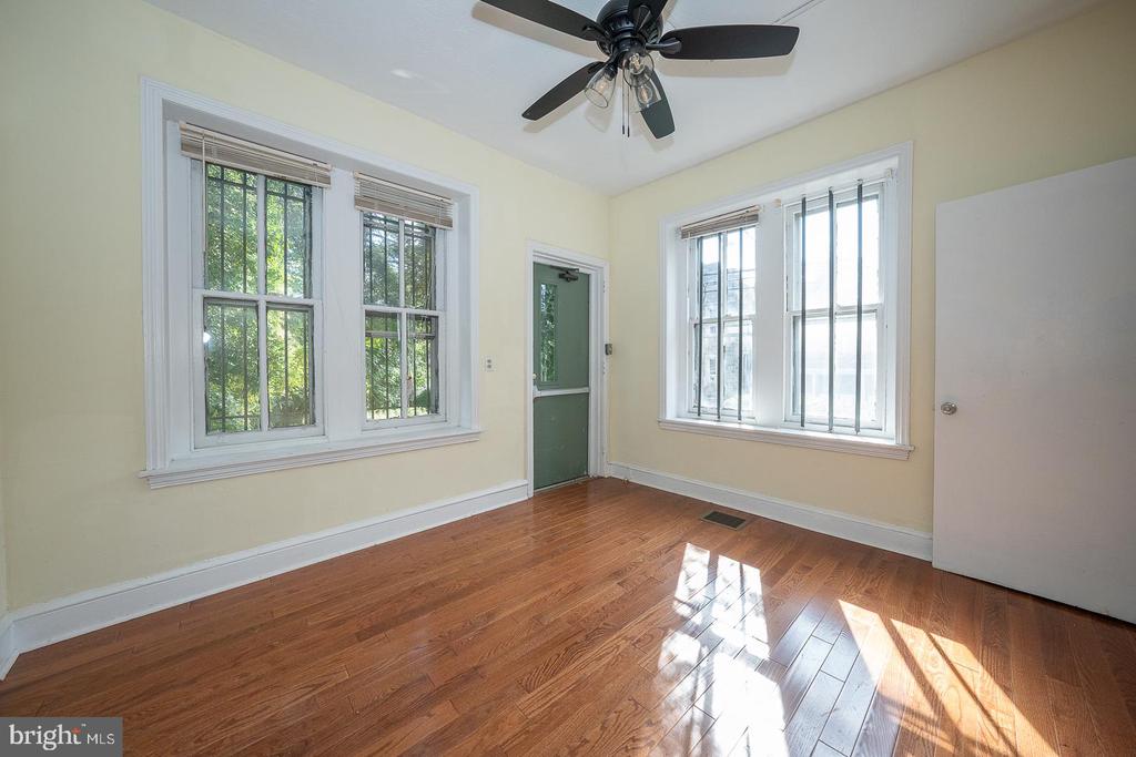 244 W SCHOOL HOUSE LANE Unit: SINGLE SUITE