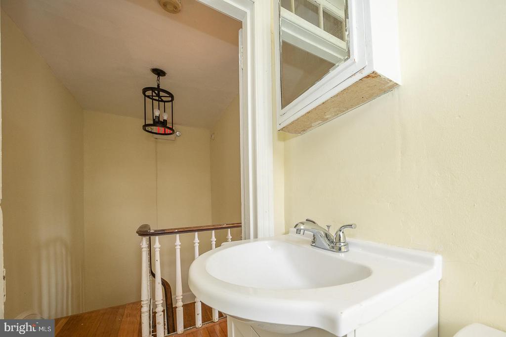 244 W SCHOOL HOUSE LANE Unit: SINGLE SUITE