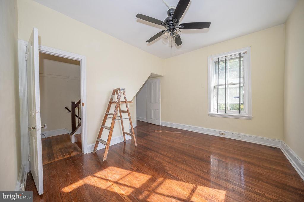 244 W SCHOOL HOUSE LANE Unit: SINGLE SUITE