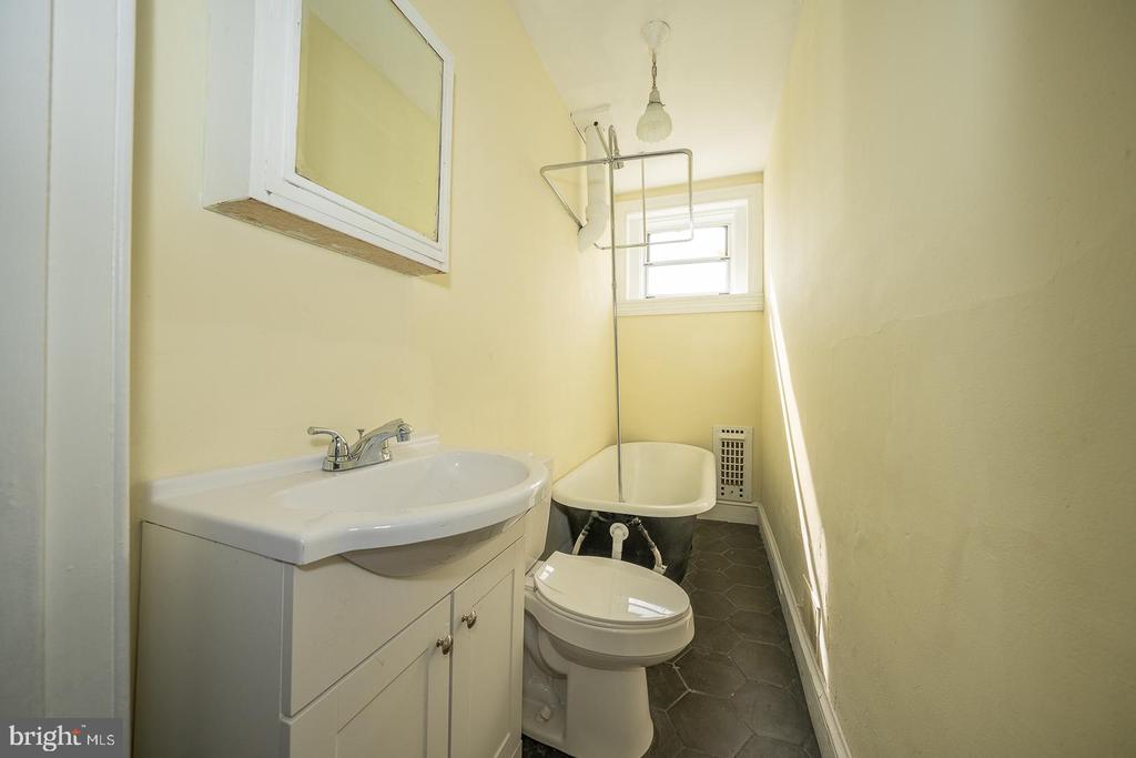 244 W SCHOOL HOUSE LANE Unit: SINGLE SUITE