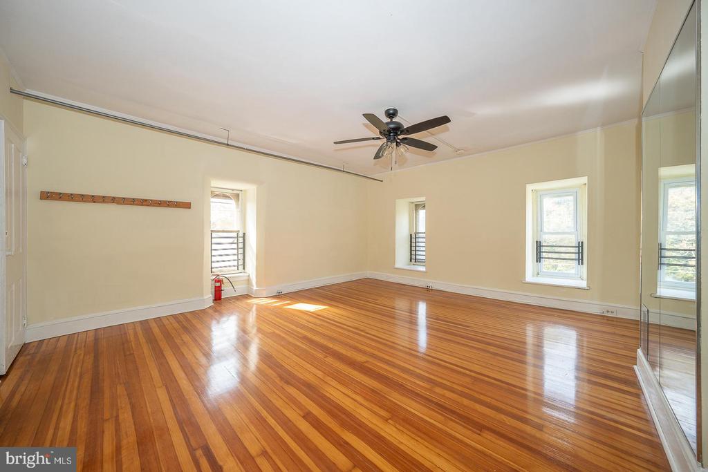 244 W SCHOOL HOUSE LANE Unit: SINGLE SUITE