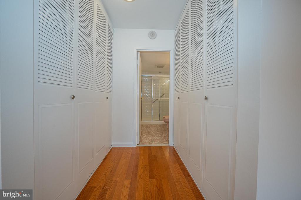 1901 JOHN F KENNEDY BOULEVARD Unit: 2618-17