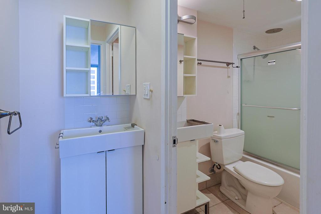 1919 CHESTNUT STREET Unit: 2301