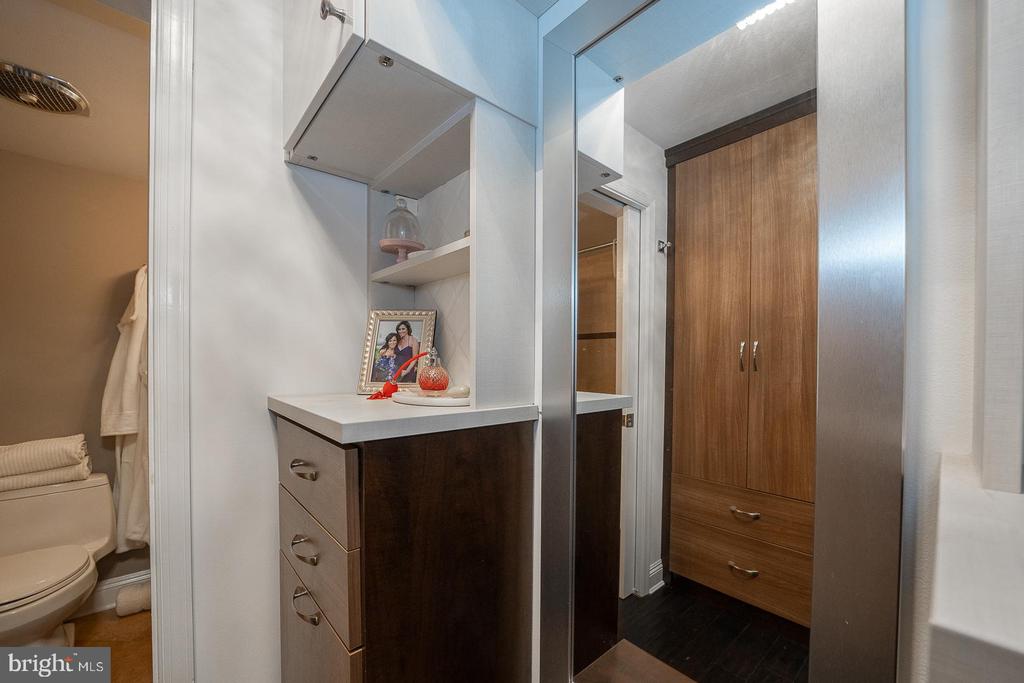 1919 CHESTNUT STREET Unit: 2823
