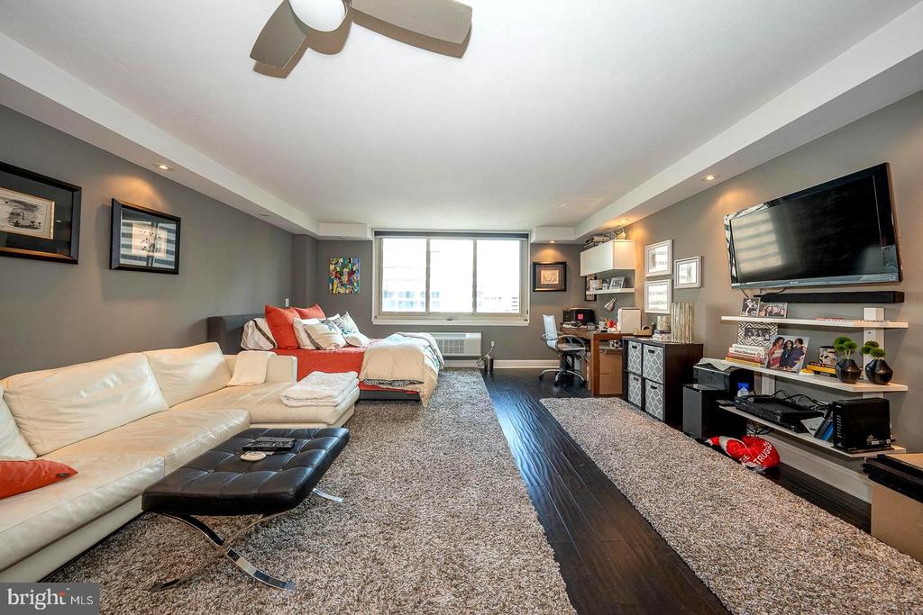 1919 CHESTNUT STREET Unit: 2823