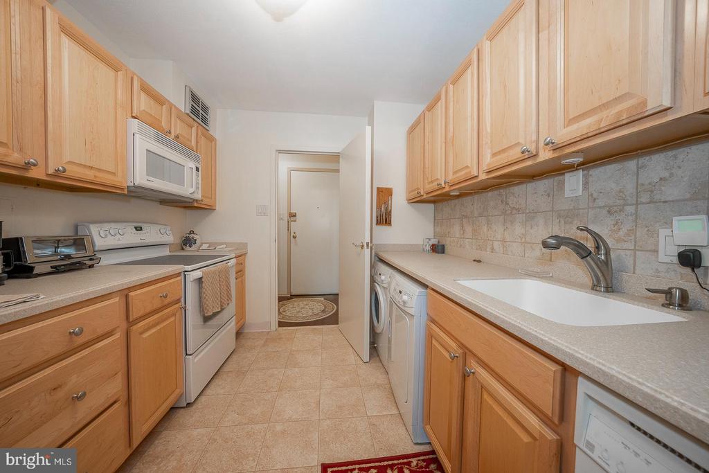 1901 JOHN F KENNEDY BOULEVARD Unit: 2720