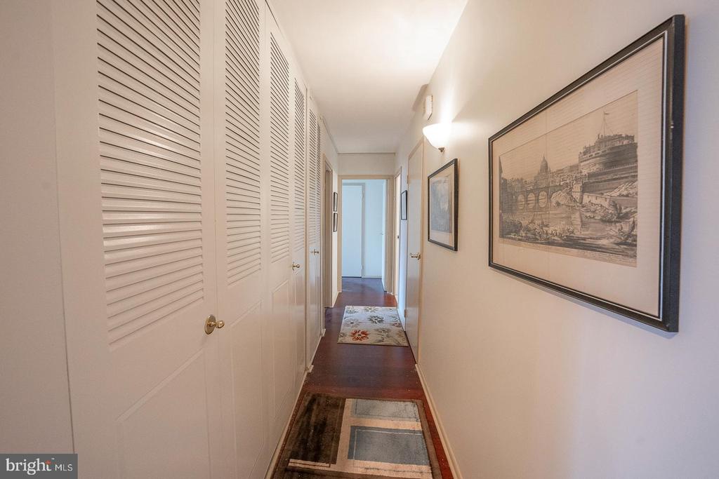 1901 JOHN F KENNEDY BOULEVARD Unit: 2720