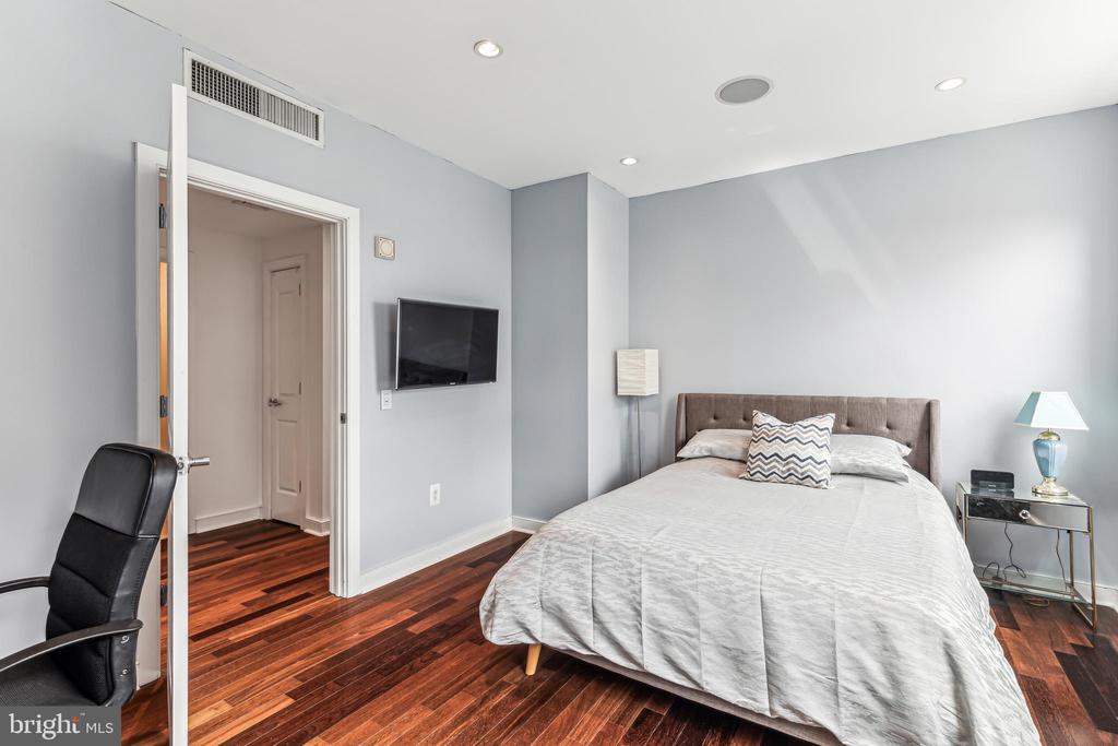 111 S 15TH STREET Unit: 2105
