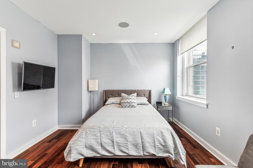 111 S 15TH STREET Unit: 2105