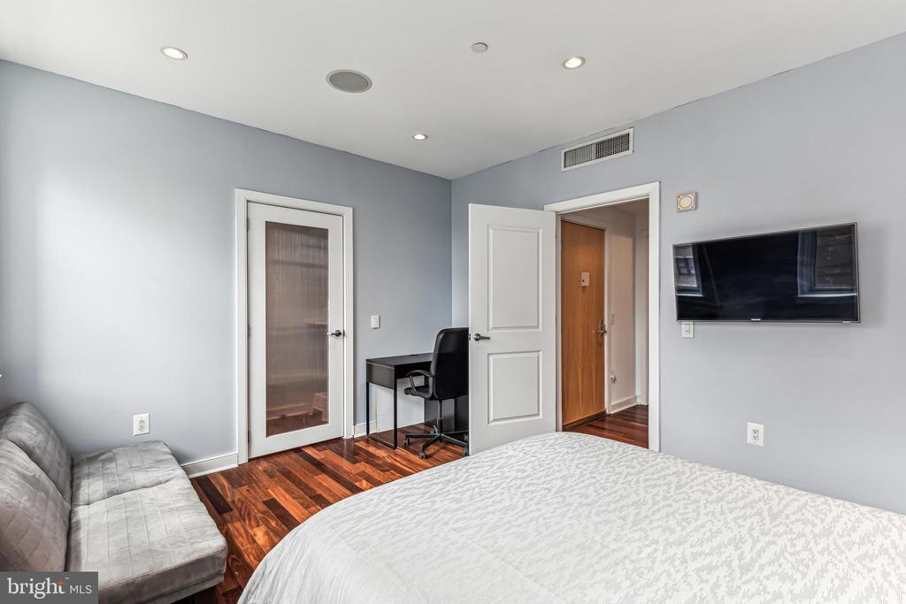 111 S 15TH STREET Unit: 2105