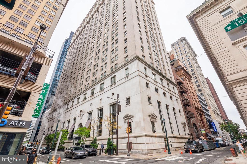 111 S 15TH STREET Unit: 2105