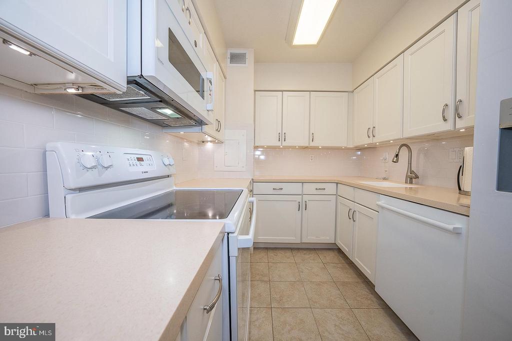 1900 JOHN F KENNEDY BOULEVARD Unit: 805-807