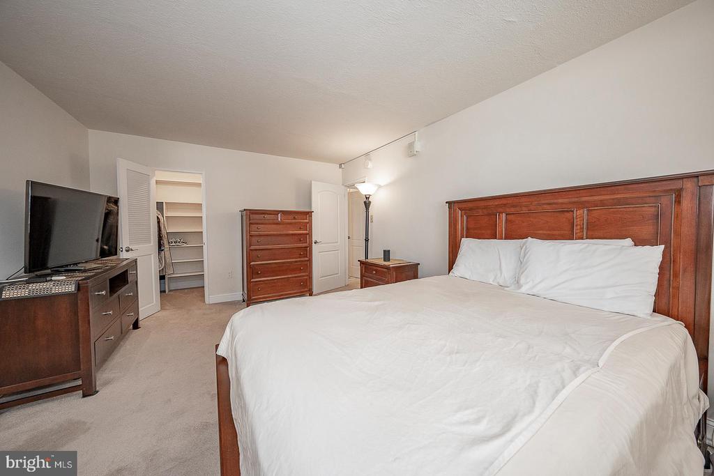 1900 JOHN F KENNEDY BOULEVARD Unit: 805-807