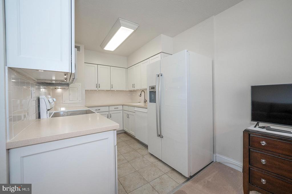 1900 JOHN F KENNEDY BOULEVARD Unit: 805-807