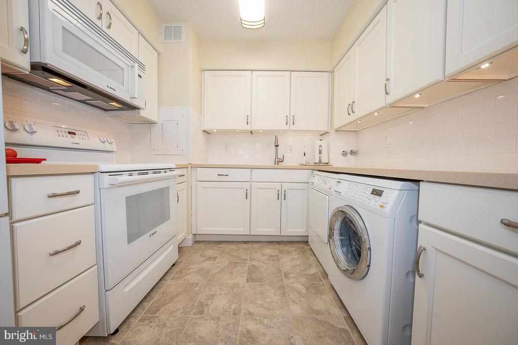 1900 JOHN F KENNEDY BOULEVARD Unit: 805-807
