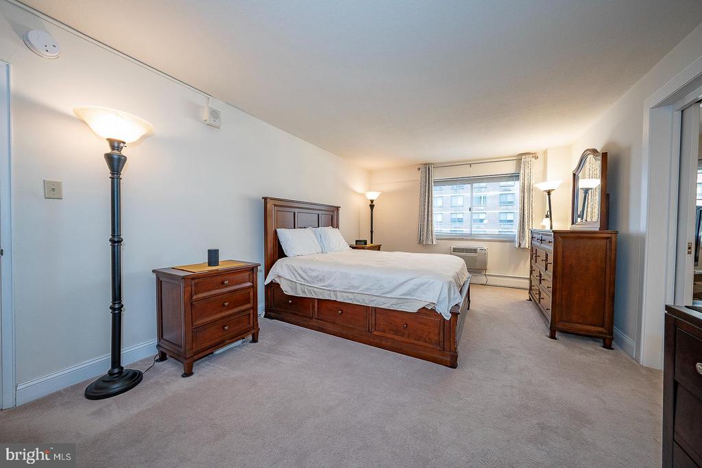 1900 JOHN F KENNEDY BOULEVARD Unit: 805-807