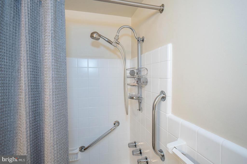 1900 JOHN F KENNEDY BOULEVARD Unit: 805-807
