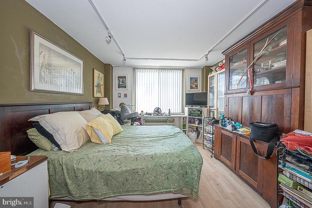 1919 CHESTNUT STREET Unit: 2810-12