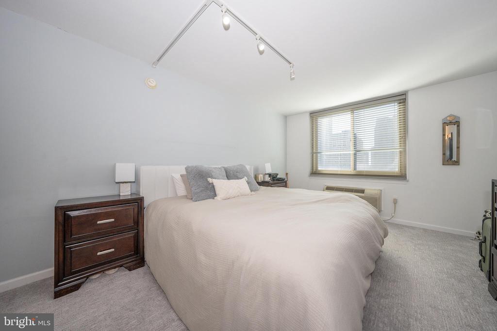 1919 CHESTNUT STREET Unit: 1007