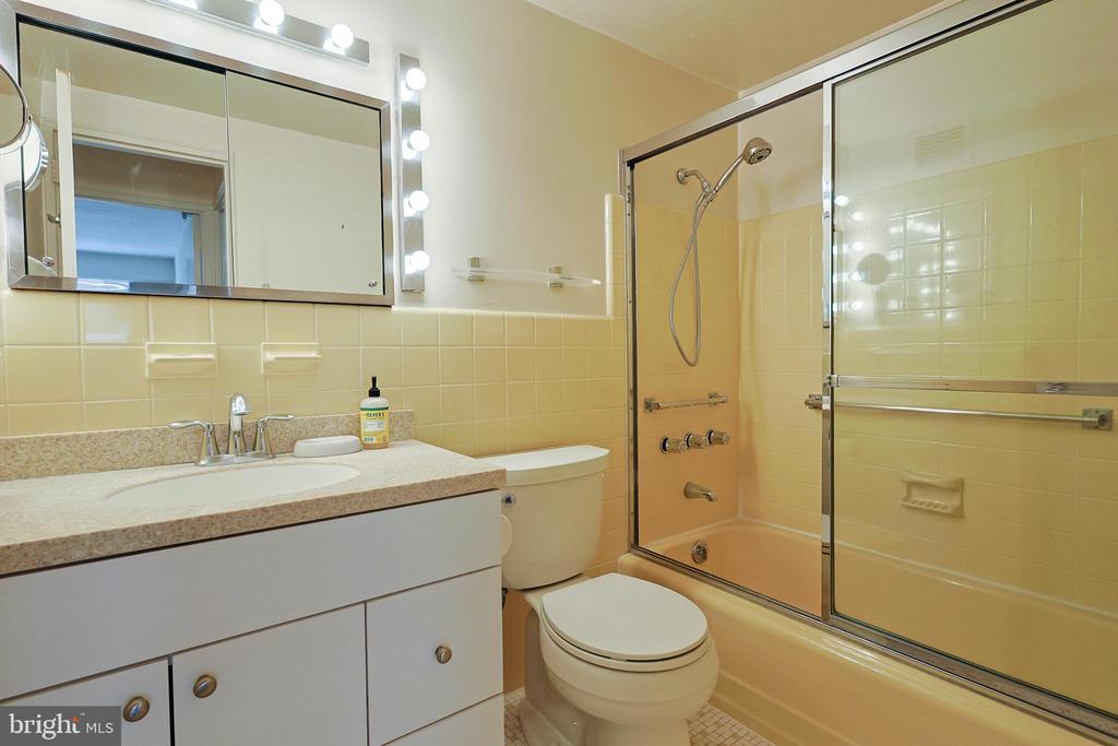 1900 JOHN F KENNEDY BOULEVARD Unit: 2003