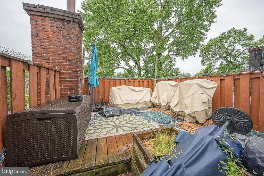 240 W APSLEY STREET