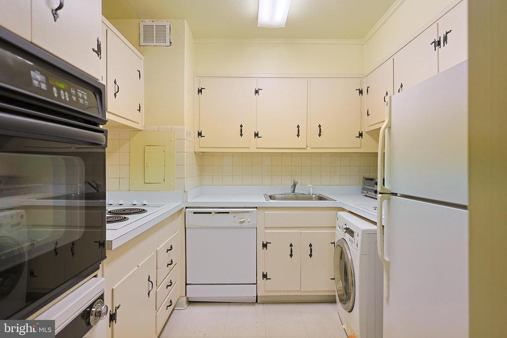 1900 JOHN F KENNEDY BOULEVARD Unit: 820
