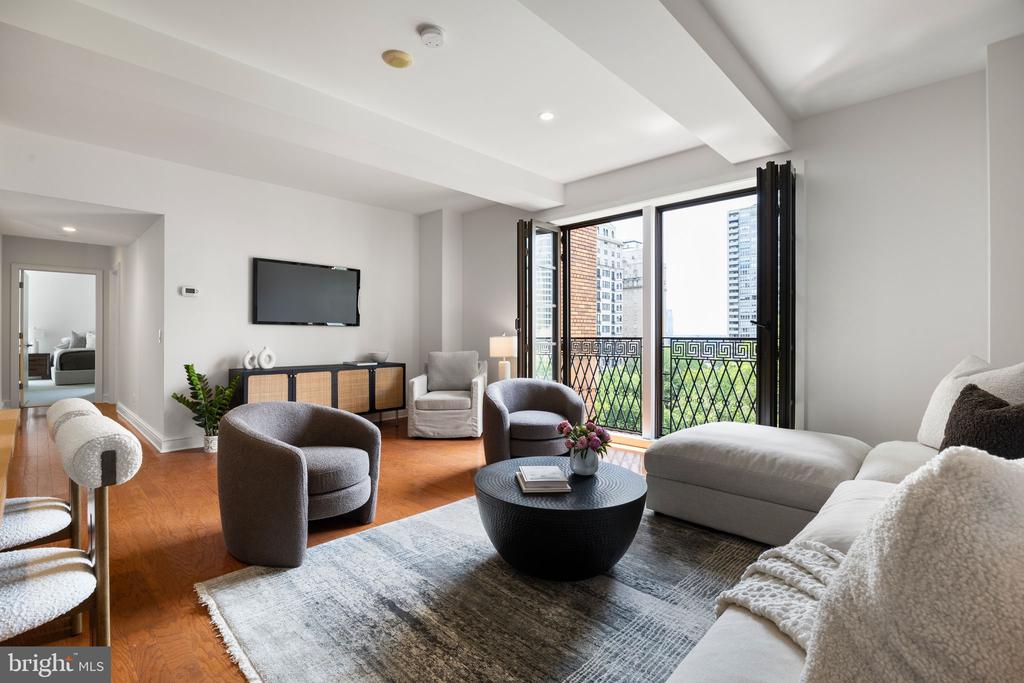 219 S 18TH STREET Unit: 910
