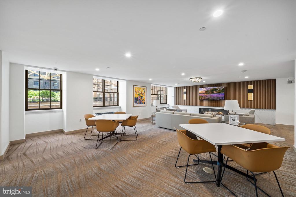 219 S 18TH STREET Unit: 910