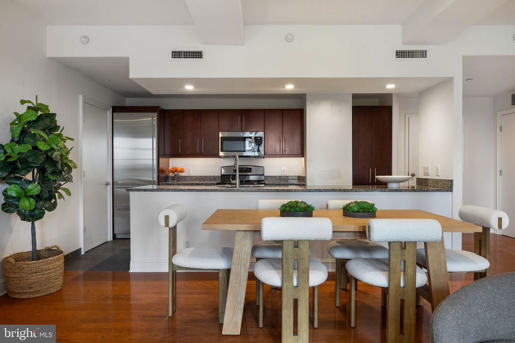 219 S 18TH STREET Unit: 910