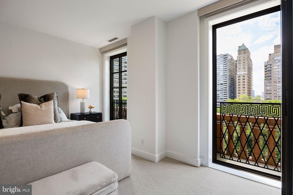 219 S 18TH STREET Unit: 910