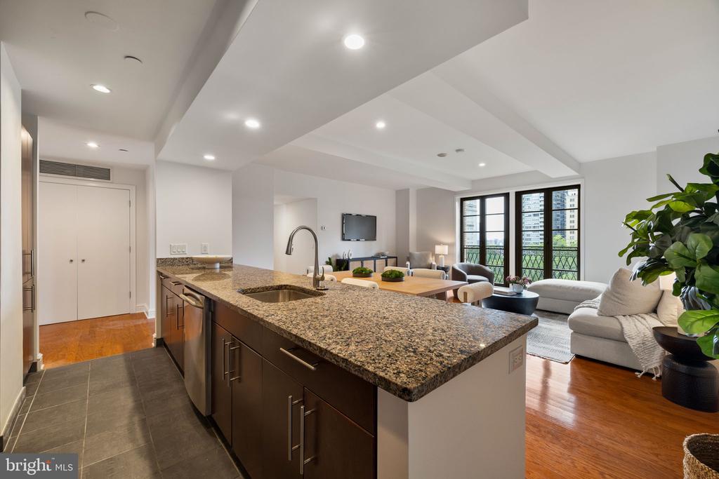 219 S 18TH STREET Unit: 910