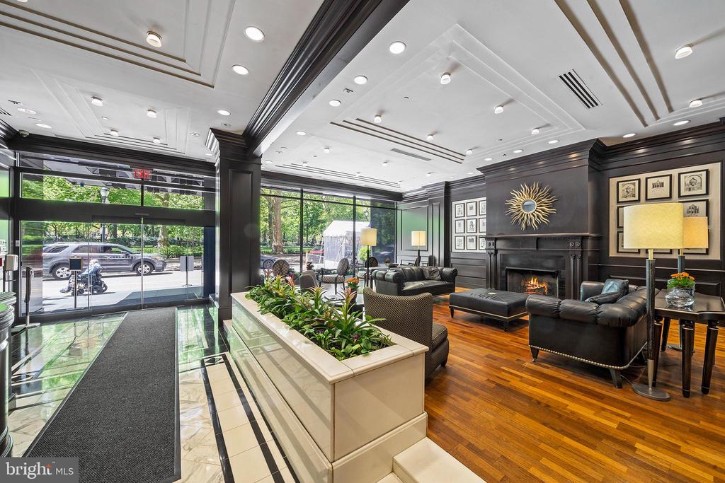 219 S 18TH STREET Unit: 910
