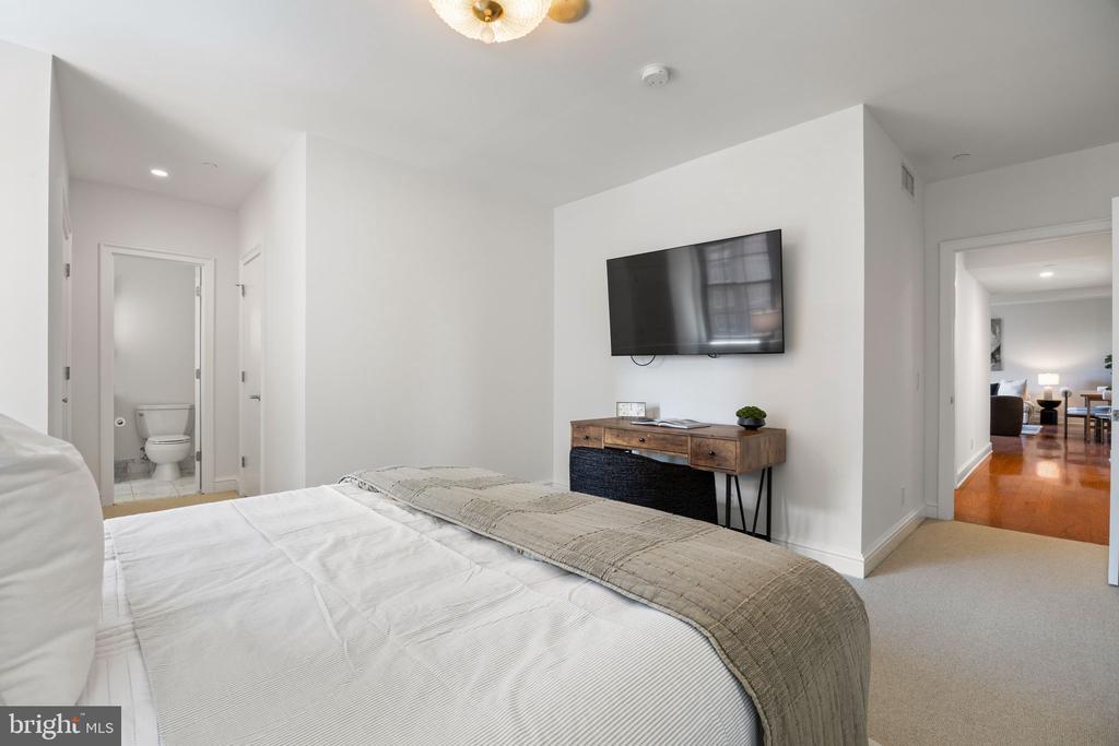 219 S 18TH STREET Unit: 910