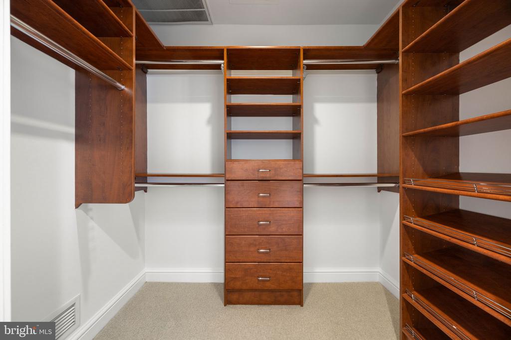219 S 18TH STREET Unit: 910