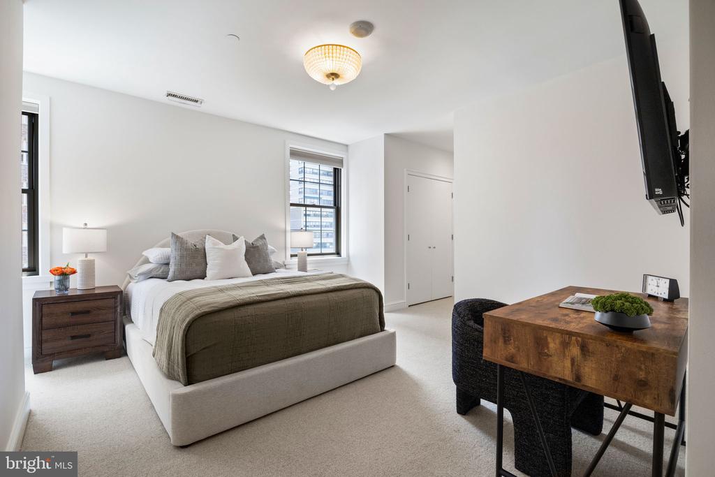 219 S 18TH STREET Unit: 910