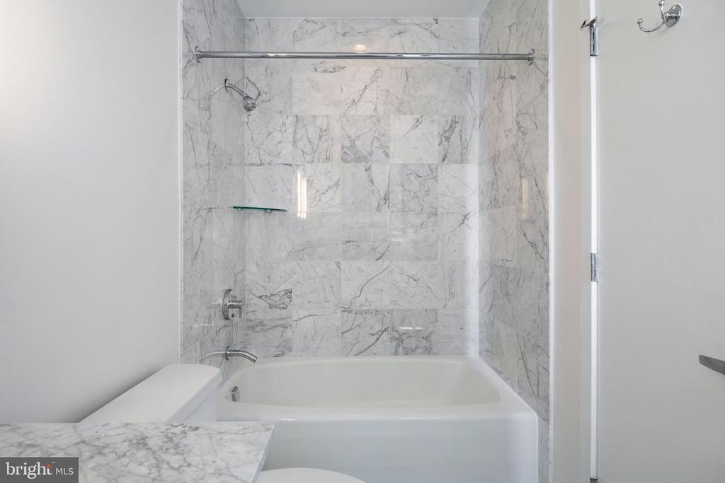 219 S 18TH STREET Unit: 910