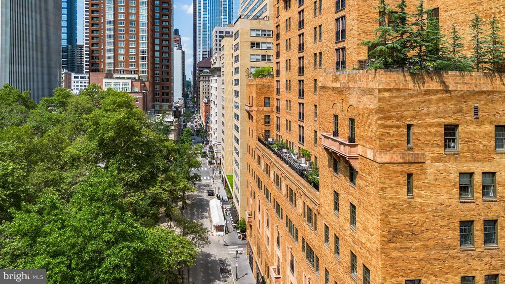 219 S 18TH STREET Unit: 910