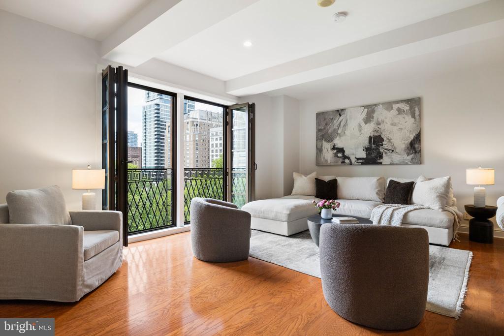 219 S 18TH STREET Unit: 910