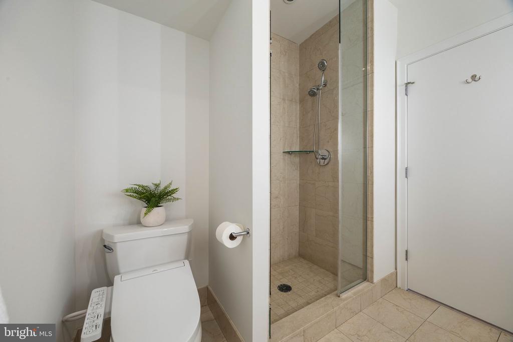 219 S 18TH STREET Unit: 910