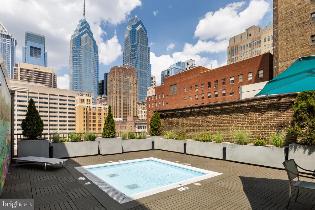 219 S 18TH STREET Unit: 910