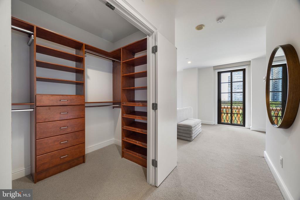 219 S 18TH STREET Unit: 910
