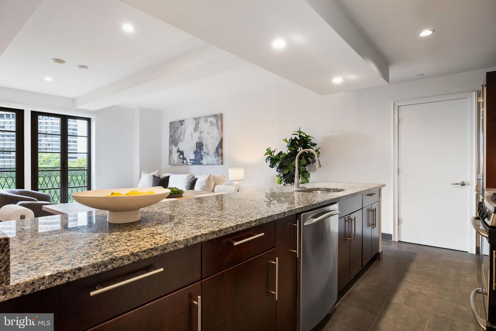 219 S 18TH STREET Unit: 910