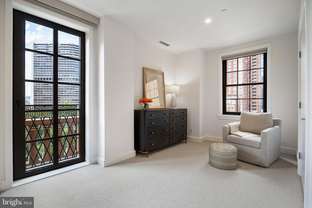 219 S 18TH STREET Unit: 910