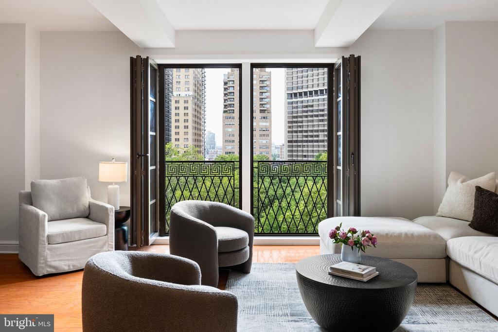 219 S 18TH STREET Unit: 910